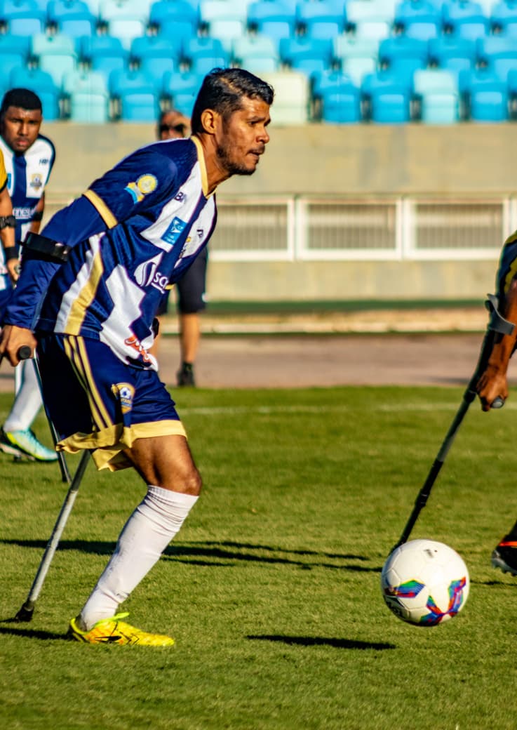 Atleta do Pantanal conduzindo a bola