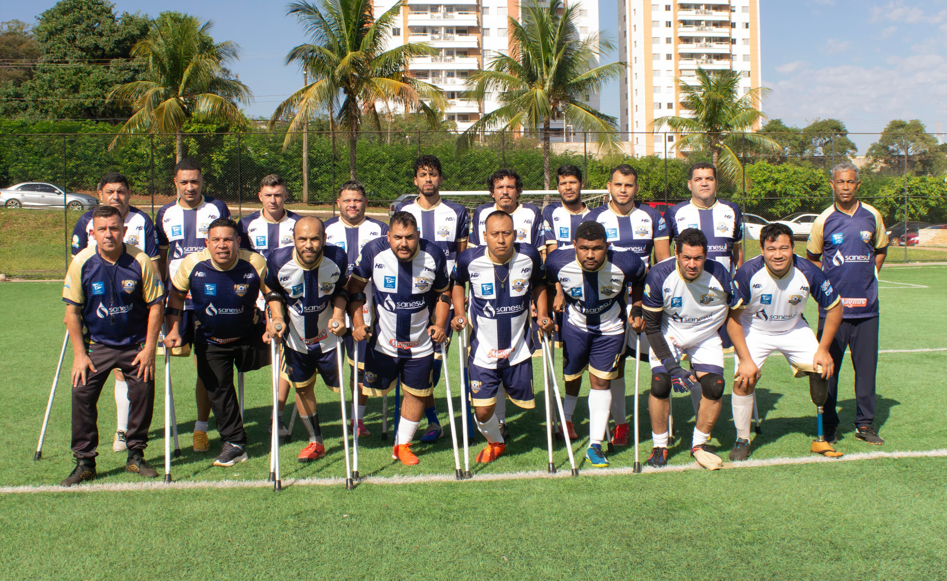 Equipe do Pantanal Esporte Clube/MS reunida em campo